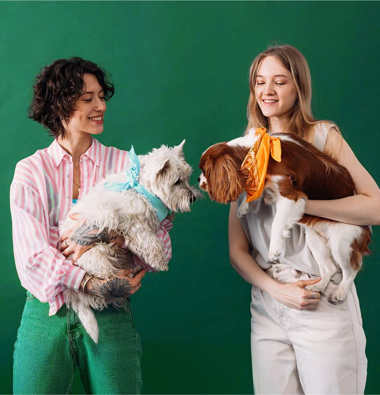 Dos chicas con dos perritos amigos